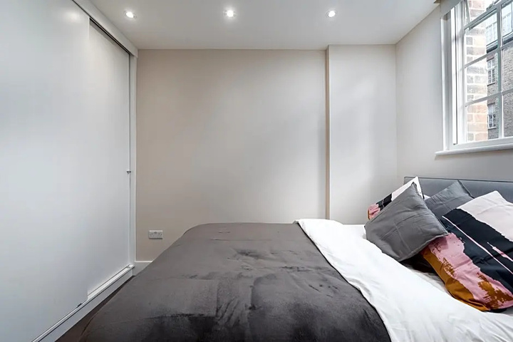Room 5 of 9