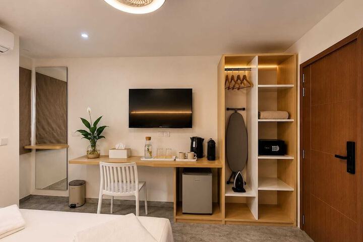 Room 2 of 211