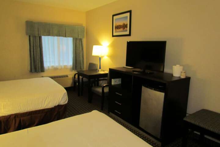 2 Queen Beds (7 of 10)
