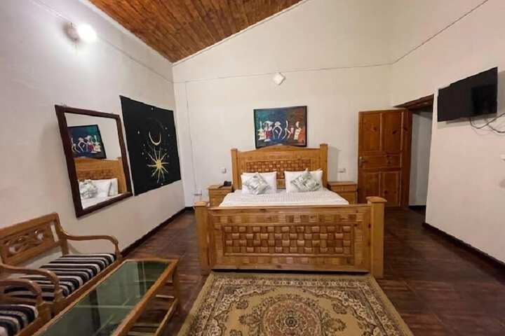 Room 7 of 11