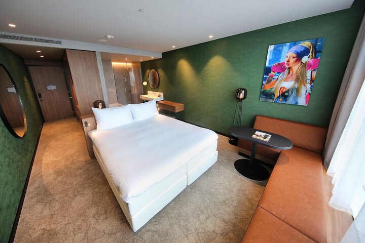 Room 7 of 77