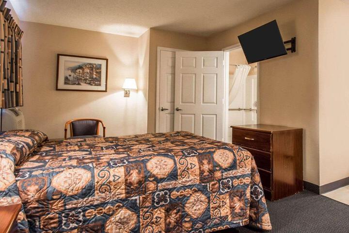1 Queen Bed (8 of 12)