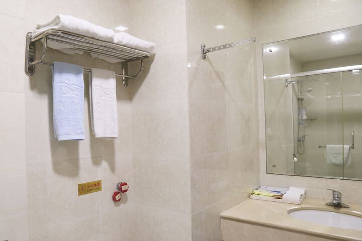 Room 6 of 33