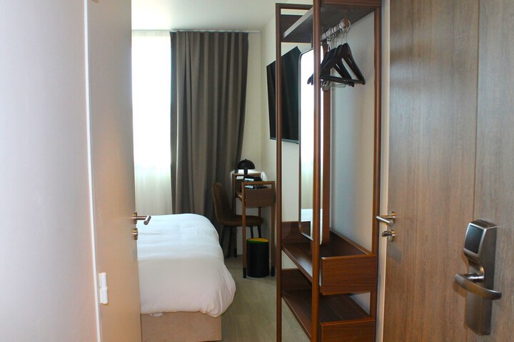 Room 8 of 30
