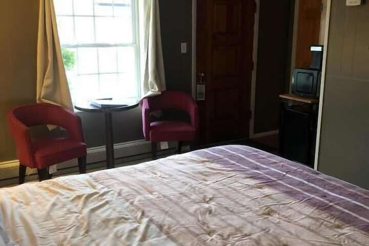 1 Queen Bed (6 of 9)