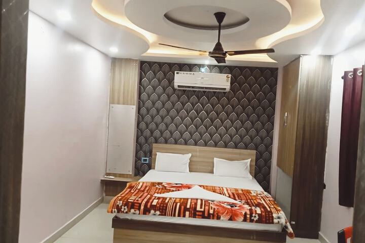 Room 6 of 8