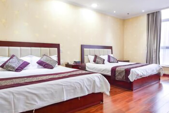 Room 4 of 8