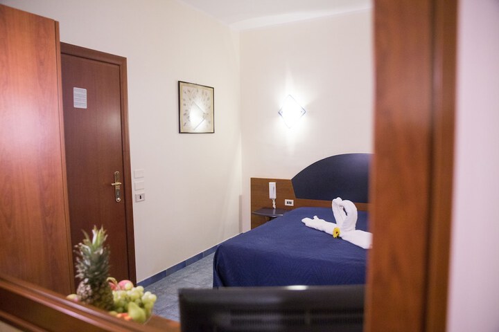 Room 5 of 32