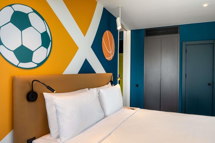 Room 17 of 83