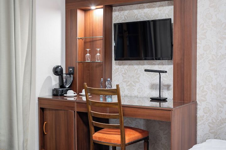 Room 4 of 18