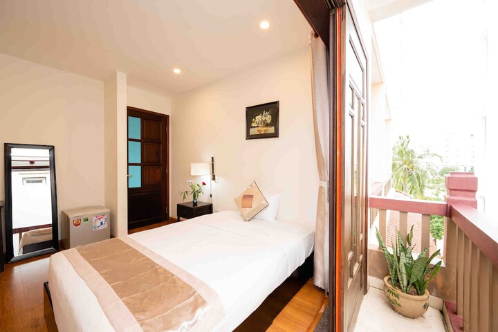 Room 6 of 23