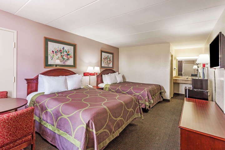 2 Queen Beds (16 of 16)