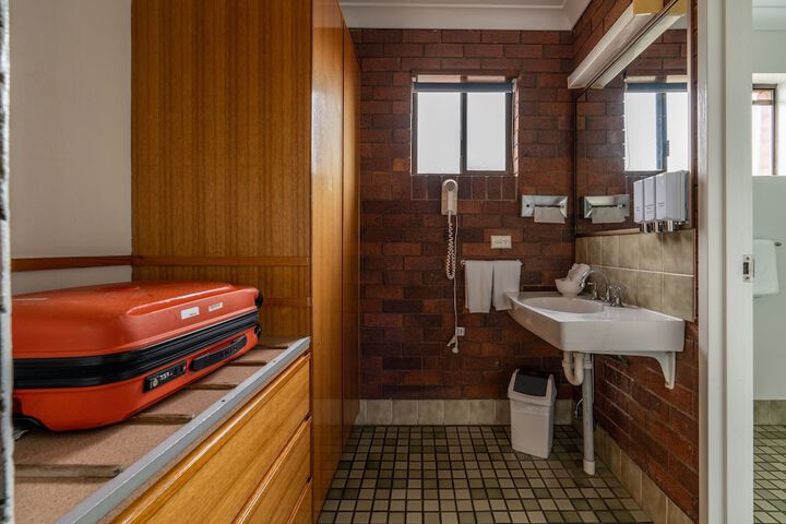 Room 64 of 87