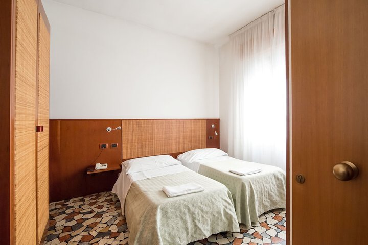 Room 8 of 40