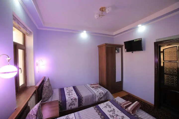 Room 6 of 13