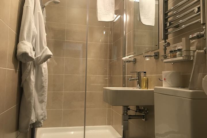 Room 7 of 65
