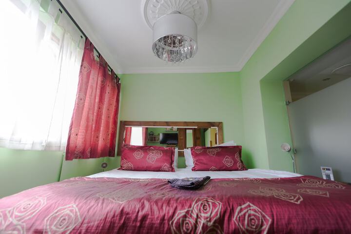 Room 12 of 32