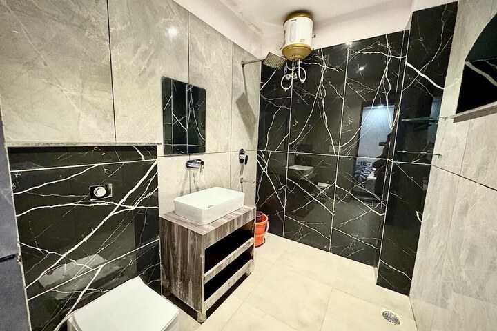 Room 10 of 12