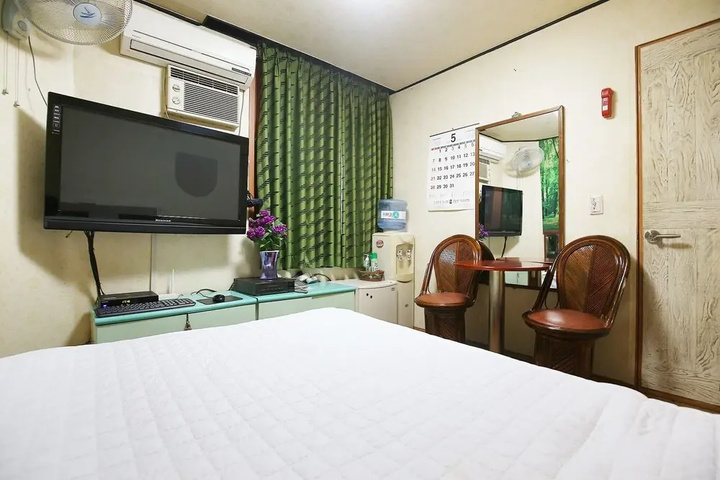 Room 5 of 20