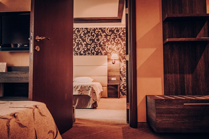 Room 8 of 50