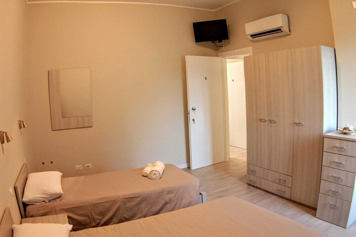 Room 8 of 48