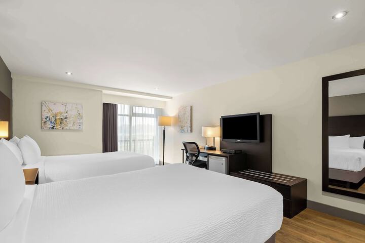 2 Double Beds Pillowtop Mattress Refrigerator, Coffee Maker High Speed Internet Accessible Desk Full Breakfast (10 of 14)