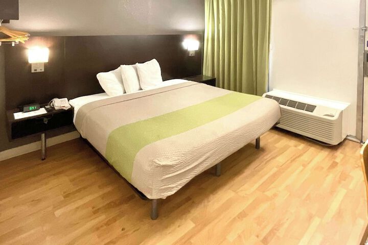 Room 6 of 24