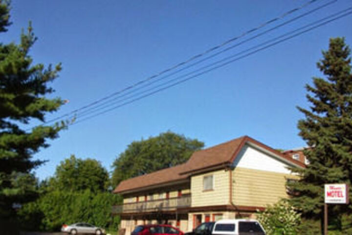 Exterior of Munro Motel