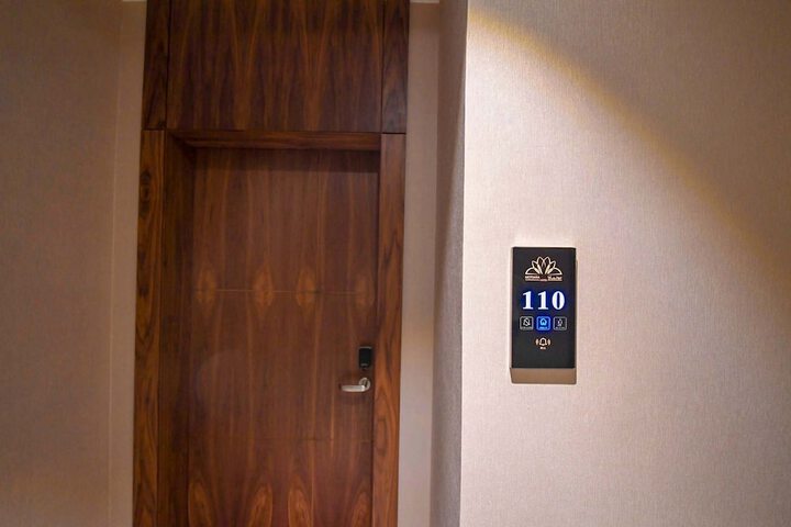 Room 19 of 38