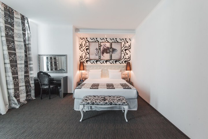 Room 34 of 48