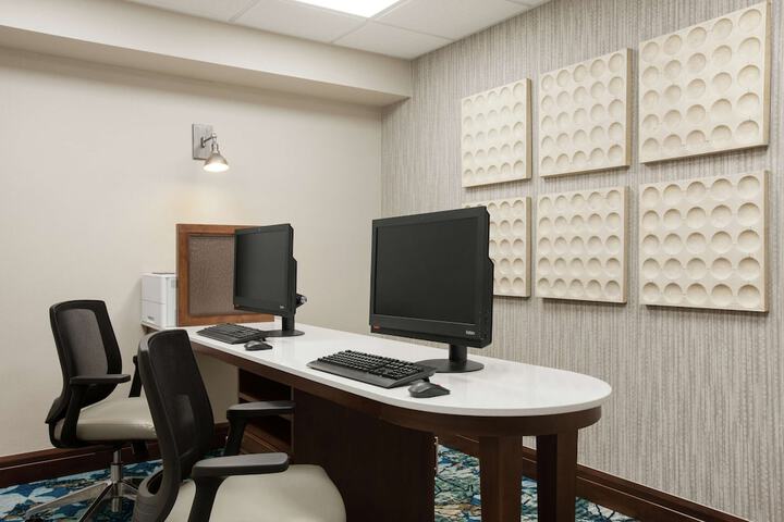 Business Center 44 of 46