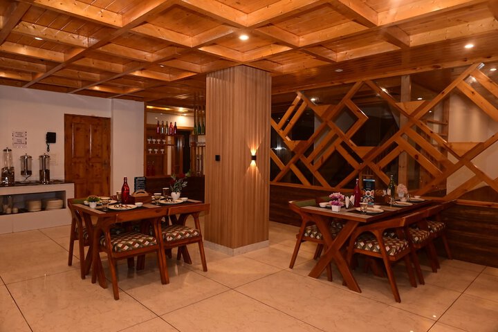 Dining 18 of 24