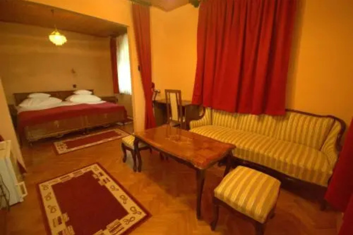 Room 5 of 19