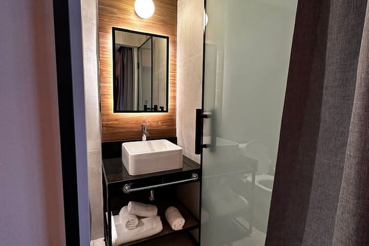Room 18 of 28