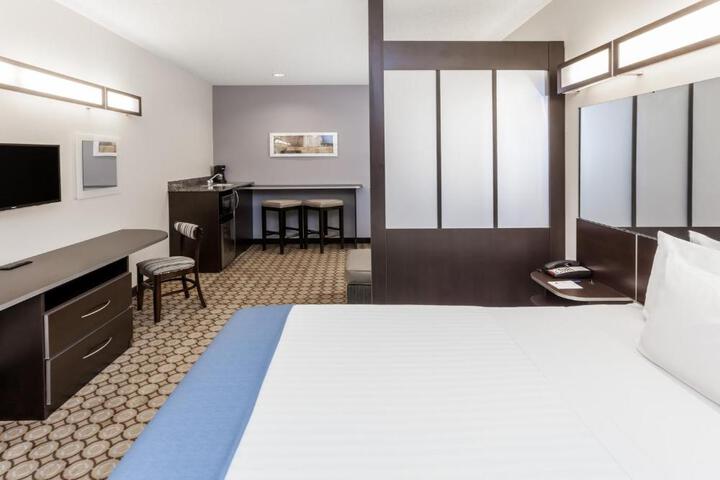 1 Queen Bed (7 of 25)