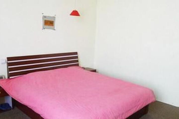 Room 4 of 9