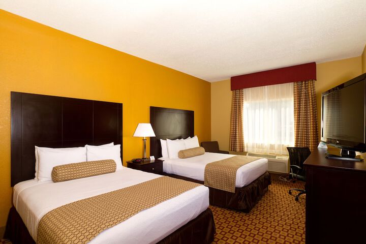 2 Queen Beds (5 of 6)