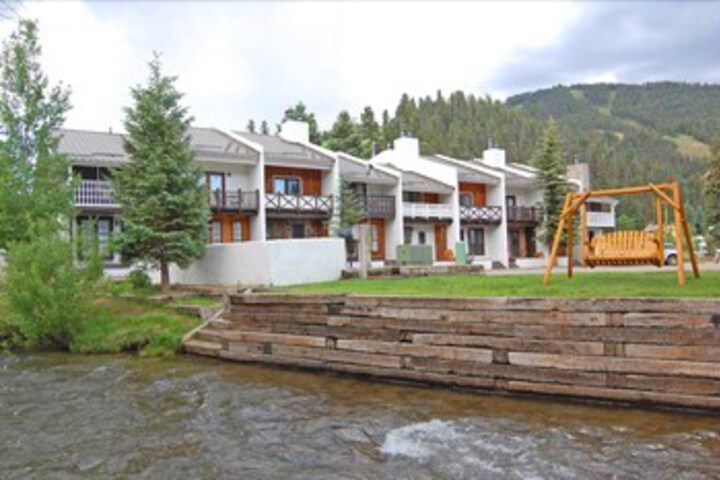 Photo of Claimjumper_townhouse_20