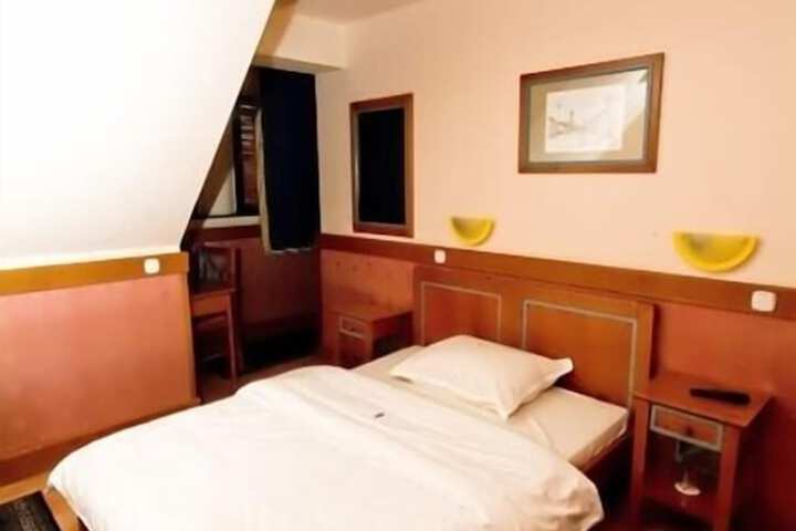 Room 15 of 40
