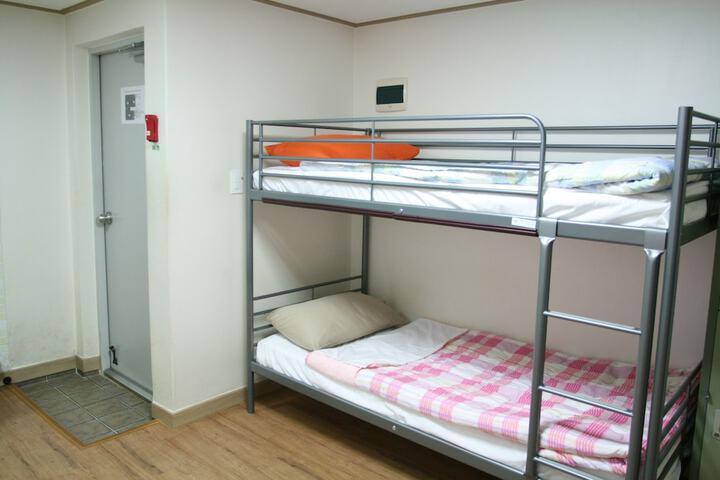 Room 9 of 39