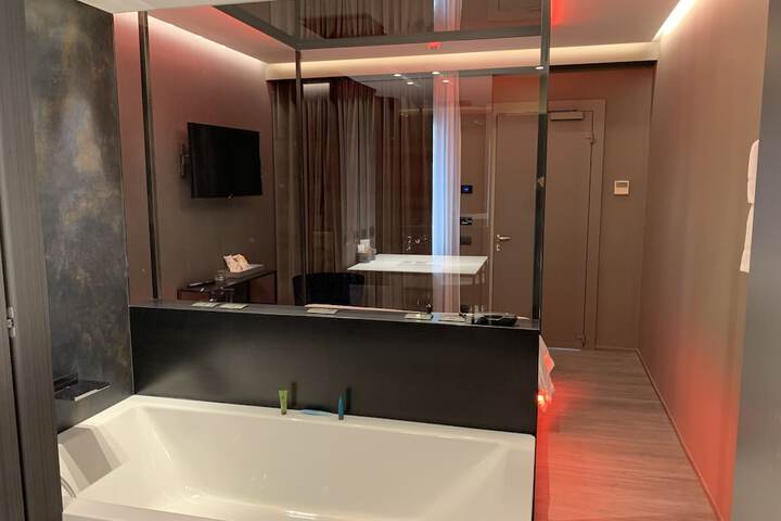 Room 9 of 32