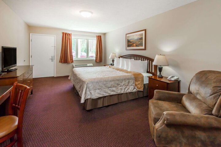 1 King Bed (4 of 27)