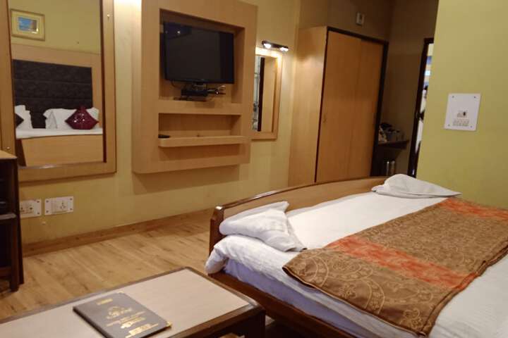 Room 4 of 28