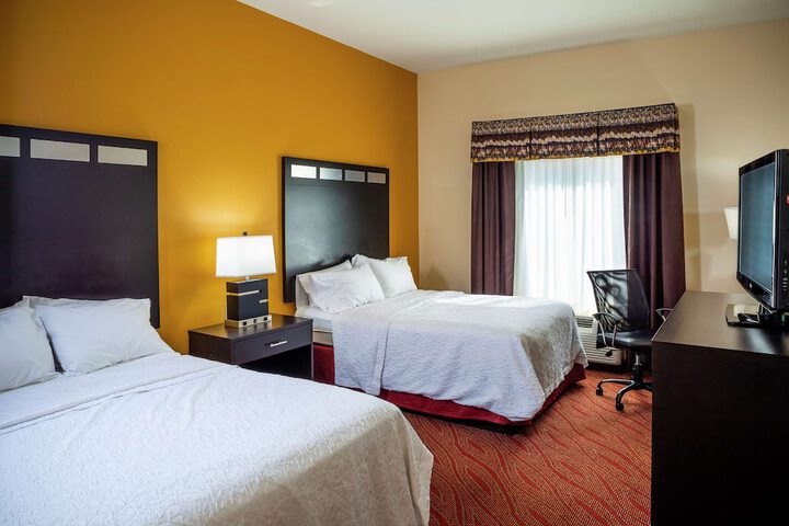 2 Queen Beds (1 of 12)