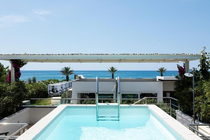 Hotel with Pool