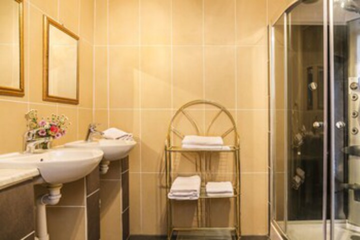 Room 4 of 28