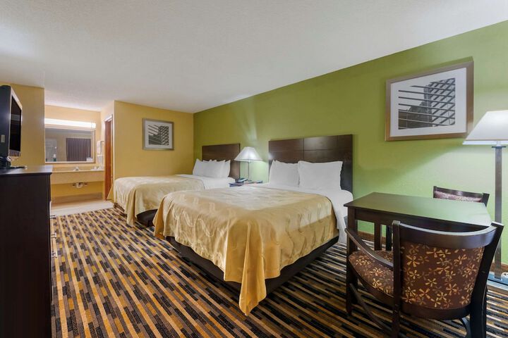 1 Queen Bed (3 of 13)