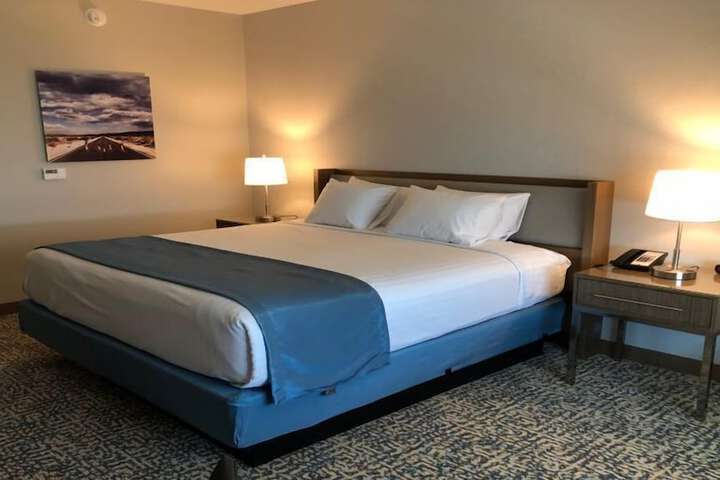 Standard King Bed Mountain View (6 of 7)