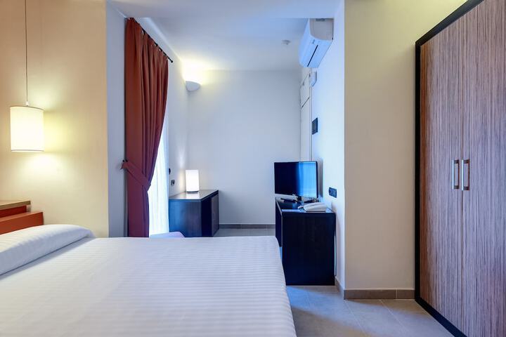 Room 4 of 76