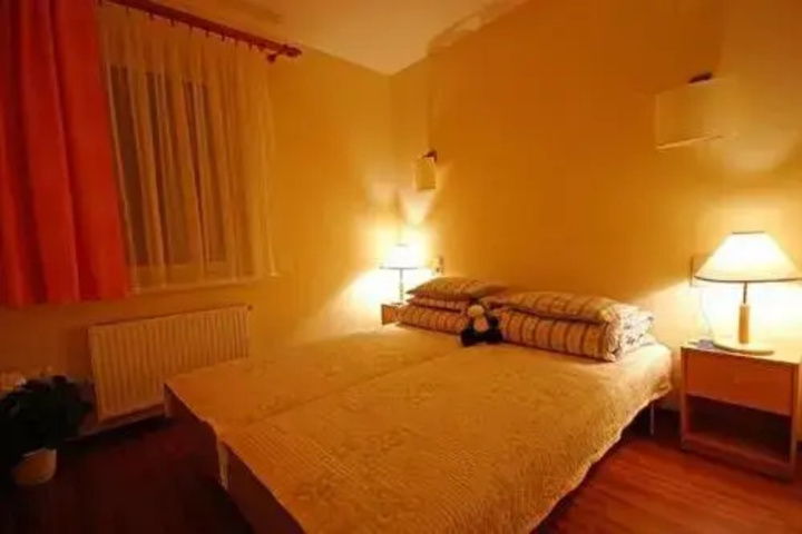 Room 4 of 9